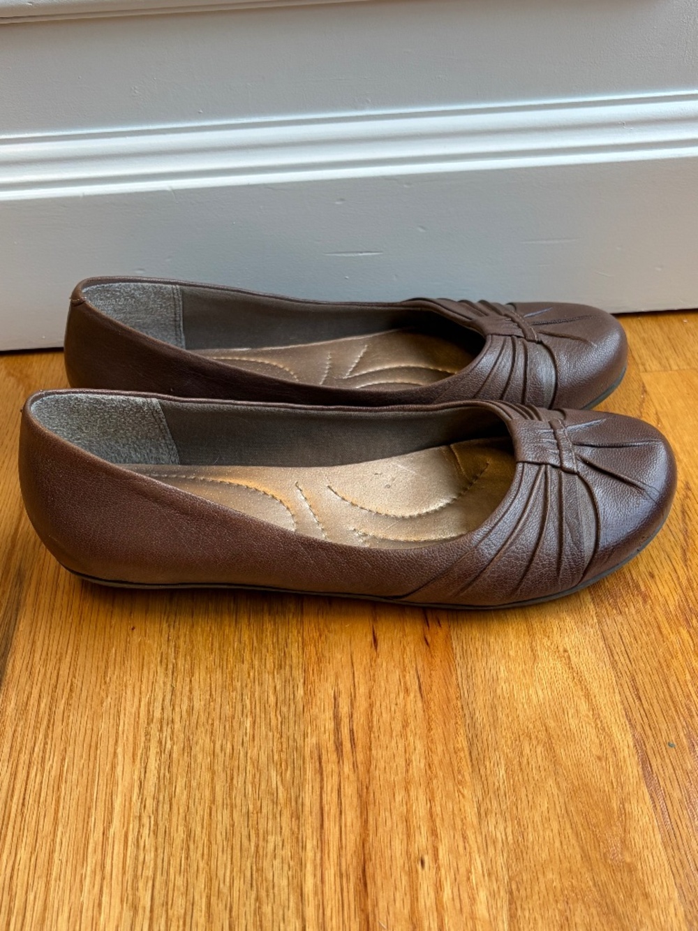 BareTraps Brown Flats size 8.5